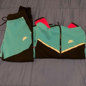 Men’s small Nike tech pants